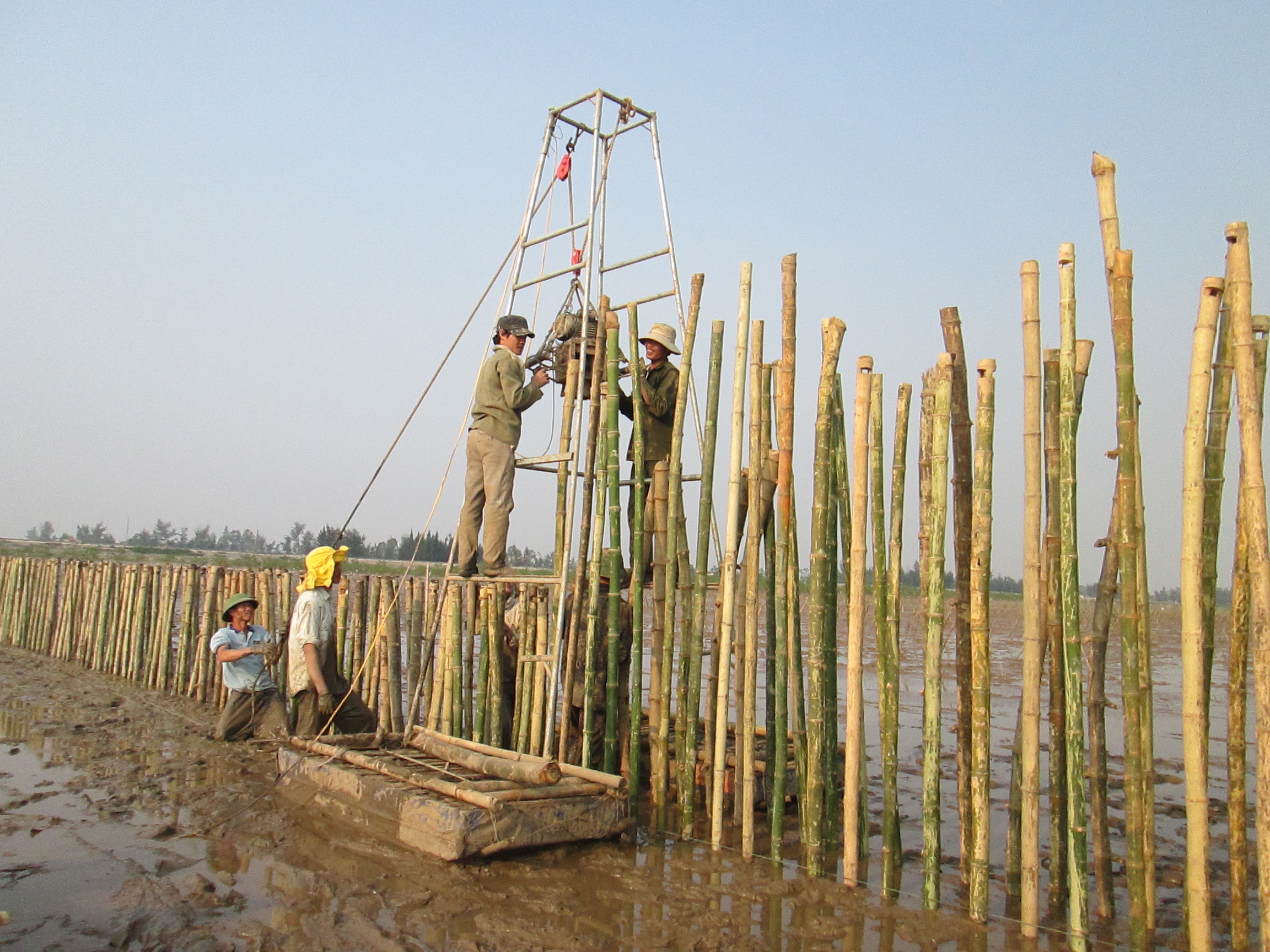 Máy đóng cọc hàng rào tạm